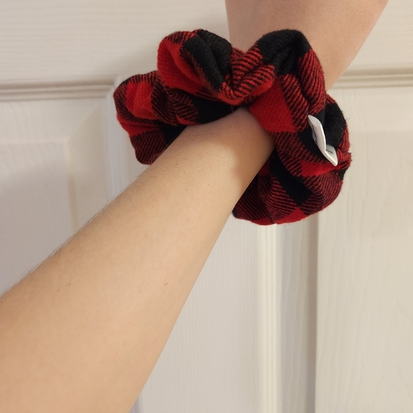 3 for 20** Brand new Buffalo plaid scrunchie - Picture 5 of 7